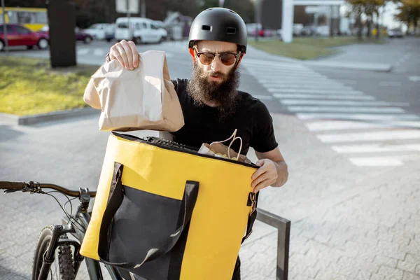 Futár portré kerékpárral és táskával a szabadban — Stock Fotó