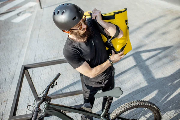 Correio entrega de alimentos em uma bicicleta — Fotografia de Stock