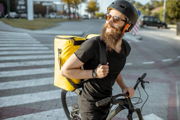 Mensajero entregando comida en bicicleta — Foto de Stock