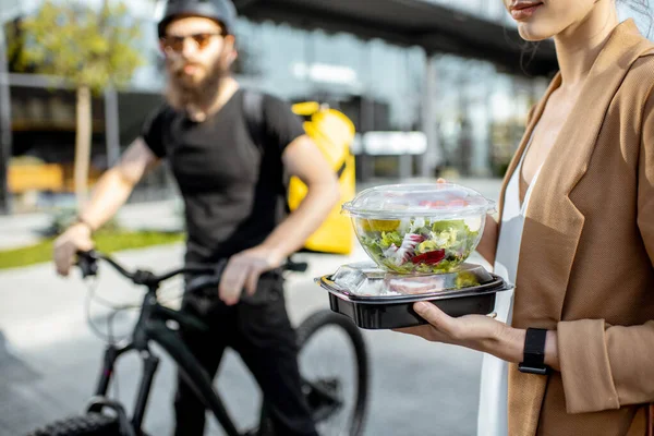 事業を営む女性に食料を届ける宅配便 — ストック写真