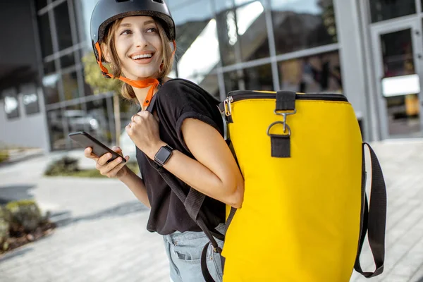 Γυναικείος μεταφορέας που παραδίδει φρέσκα προϊόντα με σακίδιο — Φωτογραφία Αρχείου