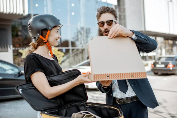 Correio entregando pizza a um homem de negócios — Fotografia de Stock