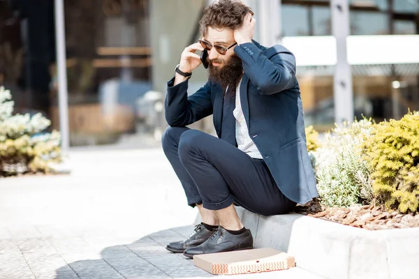 Frustrado empresário falando telefone ao ar livre — Fotografia de Stock