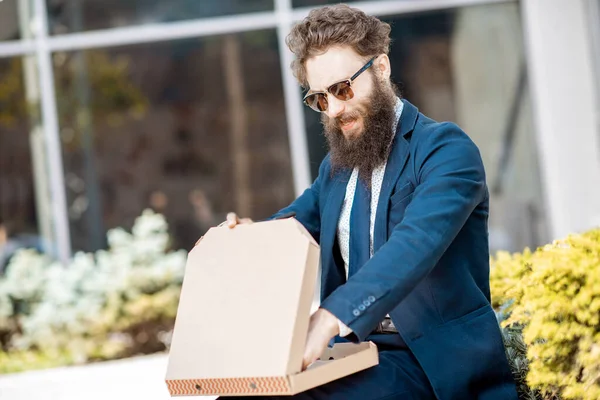 Επιχειρηματίας τρώει πίτσα outdooors — Φωτογραφία Αρχείου