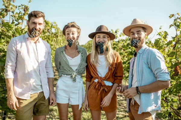 Группа молодых людей на винограднике — стоковое фото
