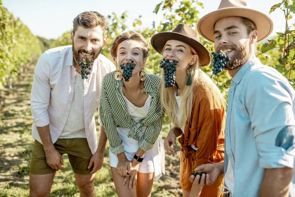 Skupina mladých lidí na vinici — Stock fotografie