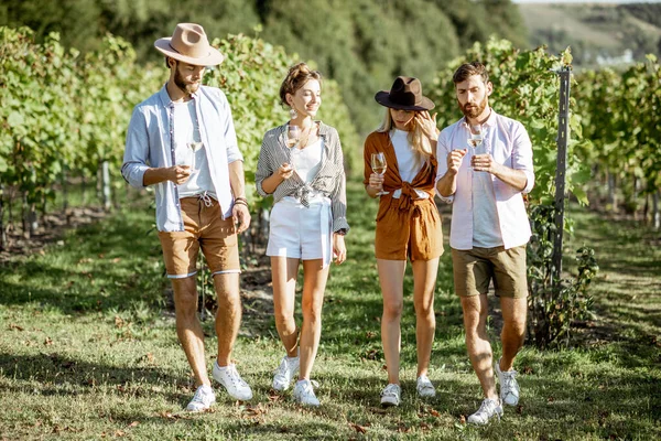 Vänner som provar vin på vingården — Stockfoto