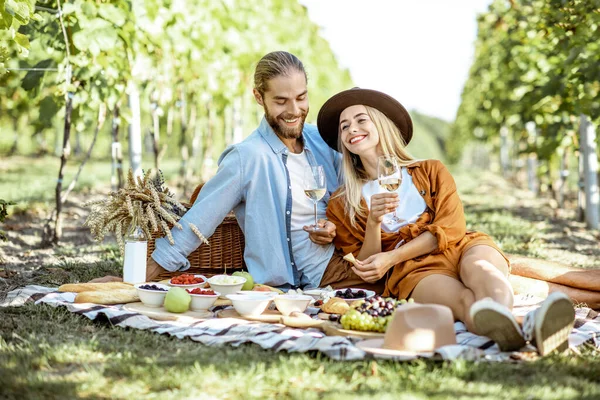 Jeune couple prenant un petit déjeuner sur le vignoble — Photo