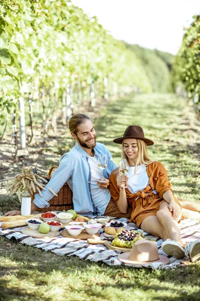 Молодая пара завтракает на винограднике — стоковое фото