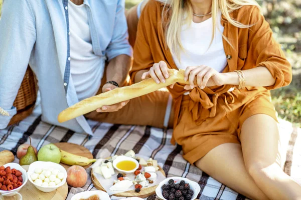 Пара має романтичний сніданок на відкритому повітрі — стокове фото