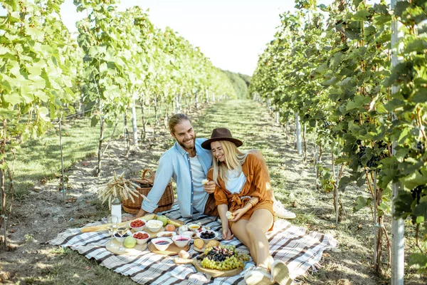 年轻夫妇在葡萄园里吃早餐 — 图库照片