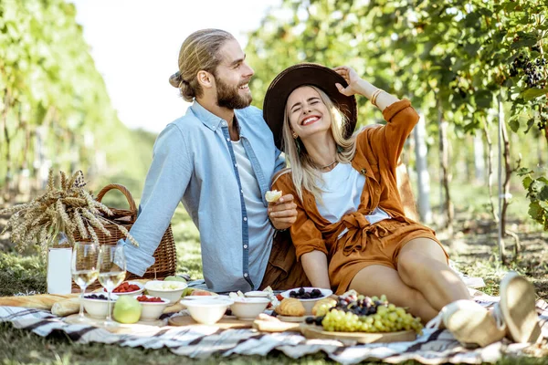 年轻夫妇在葡萄园里吃早餐 — 图库照片