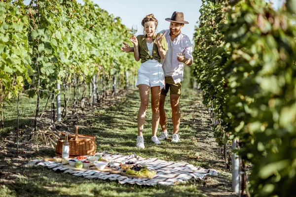 Par som har romantisk picknick på vingården — Stockfoto