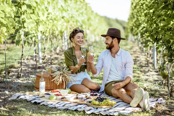 Pareja joven desayunando en el viñedo —  Fotos de Stock