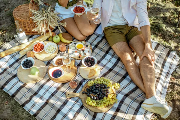 Пара романтический завтрак на открытом воздухе — стоковое фото