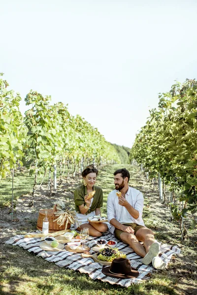 Young couple having a breakfast on the vineyard — Stock Photo, Image