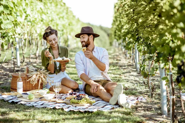 Jeune couple prenant un petit déjeuner sur le vignoble — Photo