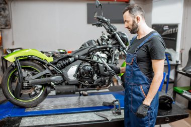 Atölyedeki motor tamircisi.