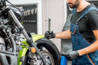 bir motosiklet tamir mekanik