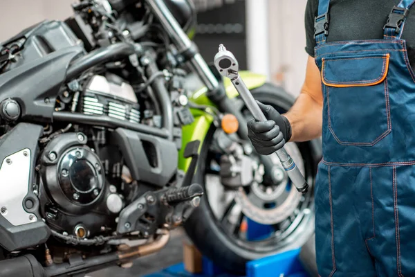 Mecánica de reparación de motocicletas en el taller — Foto de Stock