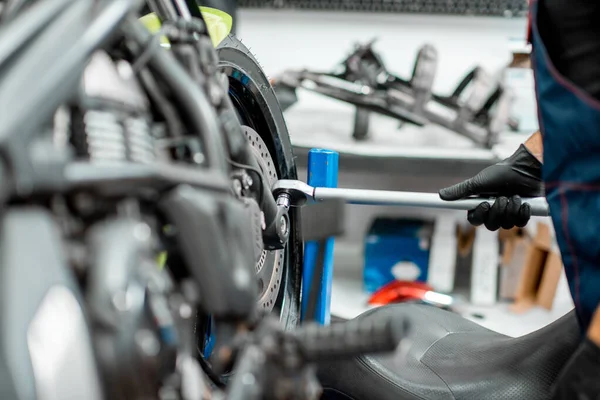 Reparación de motocicletas en el taller — Foto de Stock