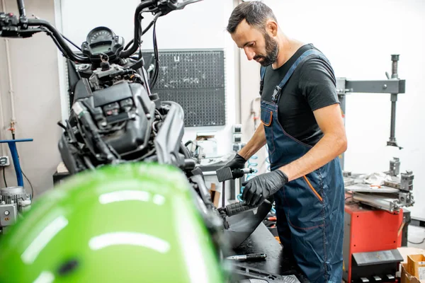 Mecánico reparación de una motocicleta — Foto de Stock