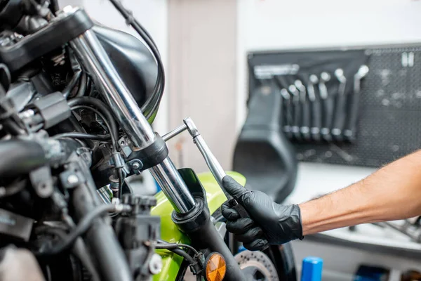 Repairing motorcycle at the workshop — Stock Photo, Image