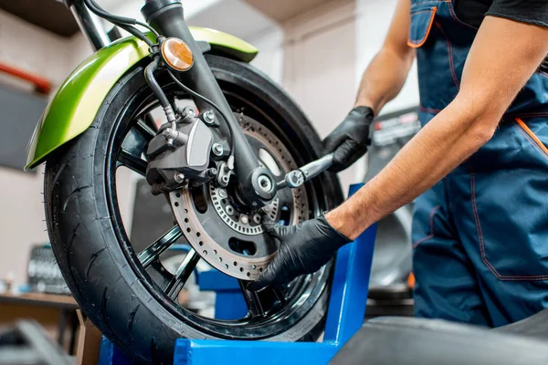 Reparación de motocicletas en el taller — Foto de Stock