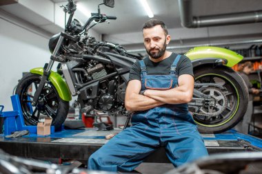 Garajda motosikletli bir motosikletli.