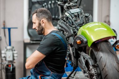 Garajda motosikletli bir motosikletli.