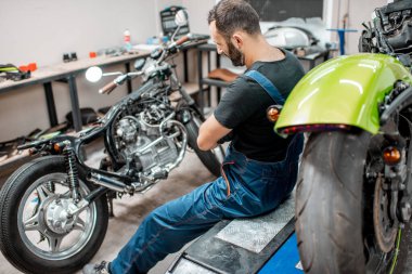 Garajda motosikletli bir motosikletli.