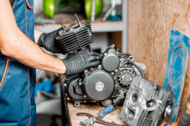 Motoru tamir eden adam.