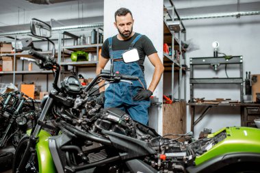 Garajında motosikletli bir motorcu.