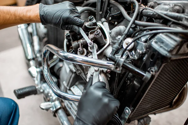 Trabalhador de reparação de motor de motocicleta na oficina — Fotografia de Stock