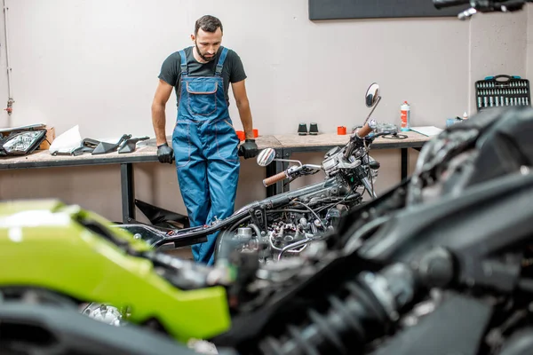 Motociclista con motocicletas en el garaje — Foto de Stock