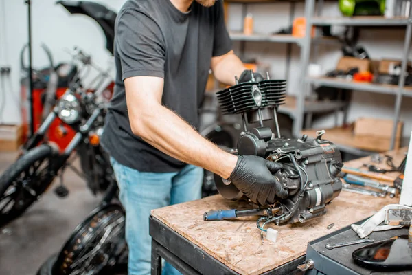 Hombre reparación de motor de motocicleta — Foto de Stock