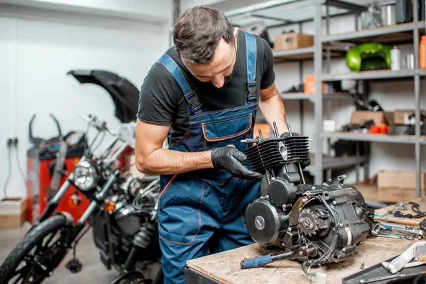 Hombre reparación de motor de motocicleta — Foto de Stock