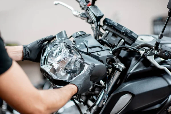 Motorkerékpár-fényszóró javítása a műhelyben — Stock Fotó