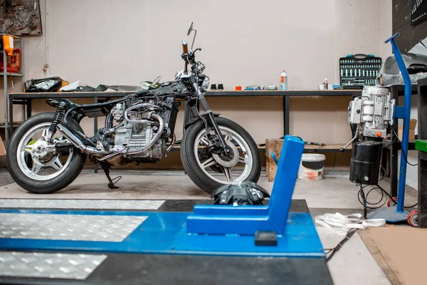 Винтажный мотоцикл в мастерской — стоковое фото