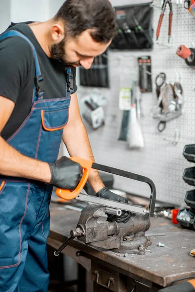 Handyman arbetar med metall på verkstaden — Stockfoto