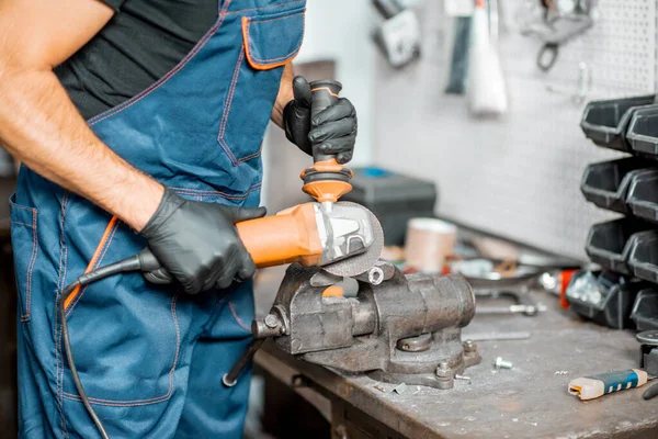 Handyman trabalhando com metal na oficina — Fotografia de Stock