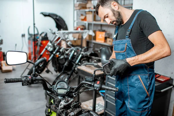 Mecánica reparación o puesta a punto de la motocicleta — Foto de Stock