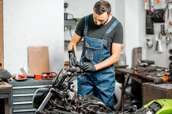 Mecánica reparación o puesta a punto de la motocicleta — Foto de Stock