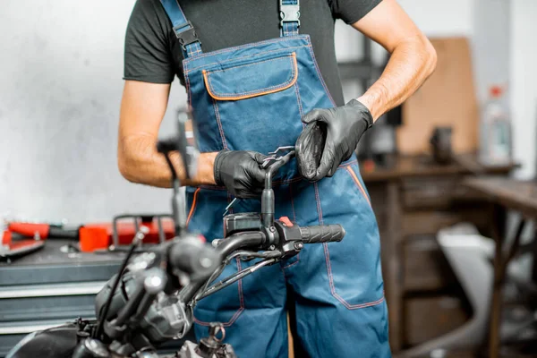 Mekaniker som reparerar eller trimmar motorcykel — Stockfoto