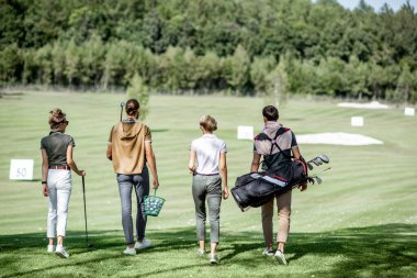 Golf sahasındaki arkadaşlar.