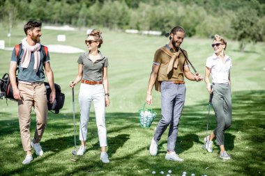 Golf sahasındaki arkadaşlar.