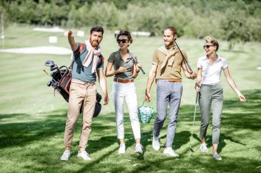 Golf sahasındaki arkadaşlar.
