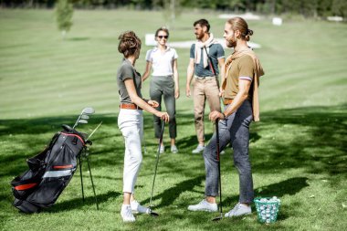 Golf sahasındaki genç arkadaşlar.
