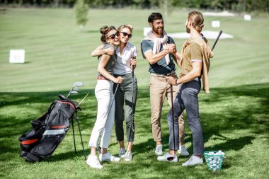 Golf sahasındaki genç arkadaşlar.