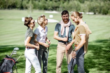 Golf sahasındaki genç arkadaşlar.
